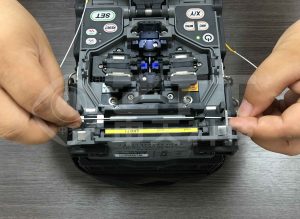 Feche o dispositivo e apertar o botão indicado para iniciar. Esse procedimento leva aproximadamente 2 minutos, mas varia de acordo com aparelho utilizado.